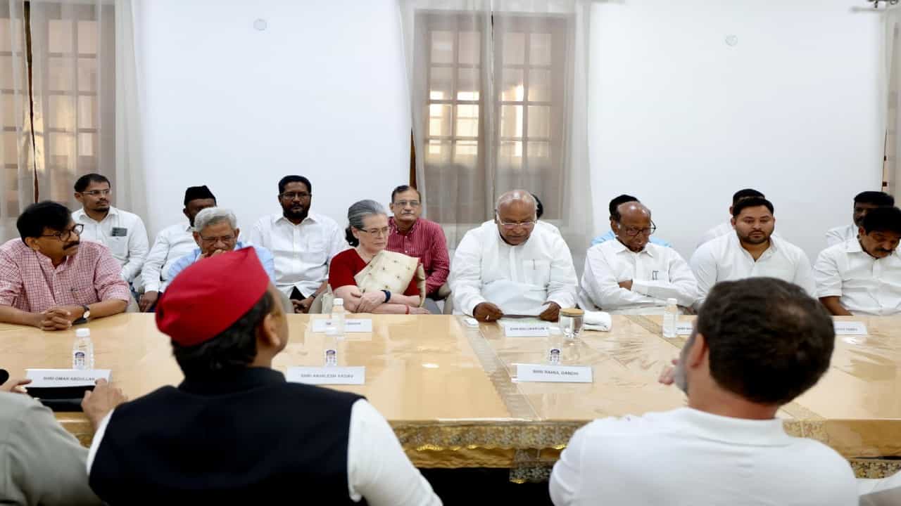 INDIA bloc meet: ನಾವು ಚುನಾವಣೆಯಲ್ಲಿ ಒಗ್ಗಟ್ಟಾಗಿ ಹೋರಾಡಿದ್ದೇವೆ: ಇಂಡಿಯಾ ಬಣ ಸಭೆಯಲ್ಲಿ ಮಲ್ಲಿಕಾರ್ಜುನ ಖರ್ಗೆ INDIA bloc meet: ನಾವು ಚುನಾವಣೆಯಲ್ಲಿ ಒಗ್ಗಟ್ಟಾಗಿ ಹೋರಾಡಿದ್ದೇವೆ: ಇಂಡಿಯಾ ಬಣ ಸಭೆಯಲ್ಲಿ ಮಲ್ಲಿಕಾರ್ಜುನ ಖರ್ಗೆ