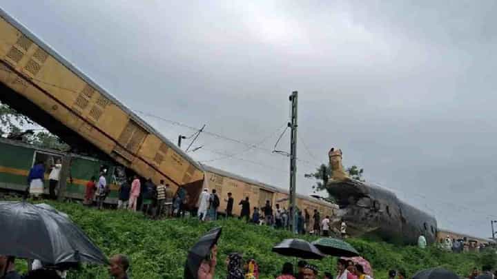 Kanchanjungha Express: ಕಾಂಚನಜುಂಗಾ ಎಕ್ಸ್ಪ್ರೆಸ್ಗೆ ಗೂಡ್ಸ್ ರೈಲು ಡಿಕ್ಕಿ, ಐದು ಸಾವು Kanchanjungha Express: ಕಾಂಚನಜುಂಗಾ ಎಕ್ಸ್ಪ್ರೆಸ್ಗೆ ಗೂಡ್ಸ್ ರೈಲು ಡಿಕ್ಕಿ, ಐದು ಸಾವು