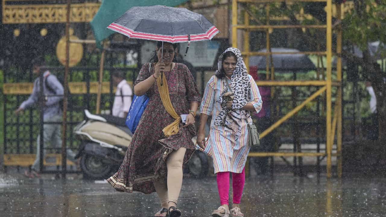 Weather Today: ಕರ್ನಾಟಕದ ಕರಾವಳಿಯಲ್ಲಿ ಭಾರೀ ಮಳೆ; ಮೀನುಗಾರರಿಗೆ ಹವಾಮಾನ ಇಲಾಖೆ ಹೈ ಅಲರ್ಟ್ Weather Today: ಕರ್ನಾಟಕದ ಕರಾವಳಿಯಲ್ಲಿ ಭಾರೀ ಮಳೆ; ಮೀನುಗಾರರಿಗೆ ಹವಾಮಾನ ಇಲಾಖೆ ಹೈ ಅಲರ್ಟ್