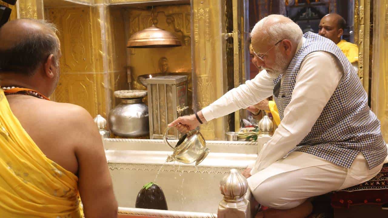 ಕಾಶಿವಿಶ್ವನಾಥನ ದರ್ಶನ: ಇತ್ತೀಚೆಗೆ ಮುಕ್ತಾಯಗೊಂಡ ಲೋಕಸಭಾ ಚುನಾವಣೆಯಲ್ಲಿ ಪ್ರಧಾನಿ ಮೋದಿ ಅವರು ವಾರಾಣಸಿಯಿಂದ ಹ್ಯಾಟ್ರಿಕ್ ಗೆಲುವು ಸಾಧಿಸಿ, ಹ್ಯಾಟ್ರಿಕ್ ಪ್ರಧಾನಿ ಆಗುವ ಮೂಲಕ ವಿಶ್ವದ ಗಮನ ಸೆಳೆದಿದ್ದಾರೆ. ಅಷ್ಟೇ ಅಲ್ಲ ಚುನಾವಣೆ ಬಳಿಕ ಇದೇ ಮೊದಲ ಬಾರಿಗೆ ಕಾಶಿಗೆ ಭೇಟಿ ನೀಡಿ ವಿಶ್ವನಾಥನ ದರ್ಶನ ಪಡೆದು, ವಾರಾಣಸಿಯ ಜನರಿಗೆ ಕೃತಜ್ಞತೆ ಸಲ್ಲಿಸಿದರು.