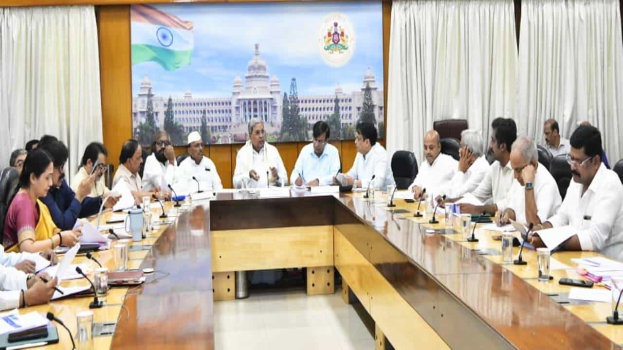 KKRDB ಪ್ರಗತಿ ಪರಿಶೀಲನಾ ಸಭೆ; ಈ ಭಾಗದ ಶಾಲೆಗಳ ಅಭಿವೃದ್ಧಿಗೆ ಒತ್ತು ನೀಡಲು ಸಿಎಂ ಸೂಚನೆ KKRDB ಪ್ರಗತಿ ಪರಿಶೀಲನಾ ಸಭೆ; ಈ ಭಾಗದ ಶಾಲೆಗಳ ಅಭಿವೃದ್ಧಿಗೆ ಒತ್ತು ನೀಡಲು ಸಿಎಂ ಸೂಚನೆ