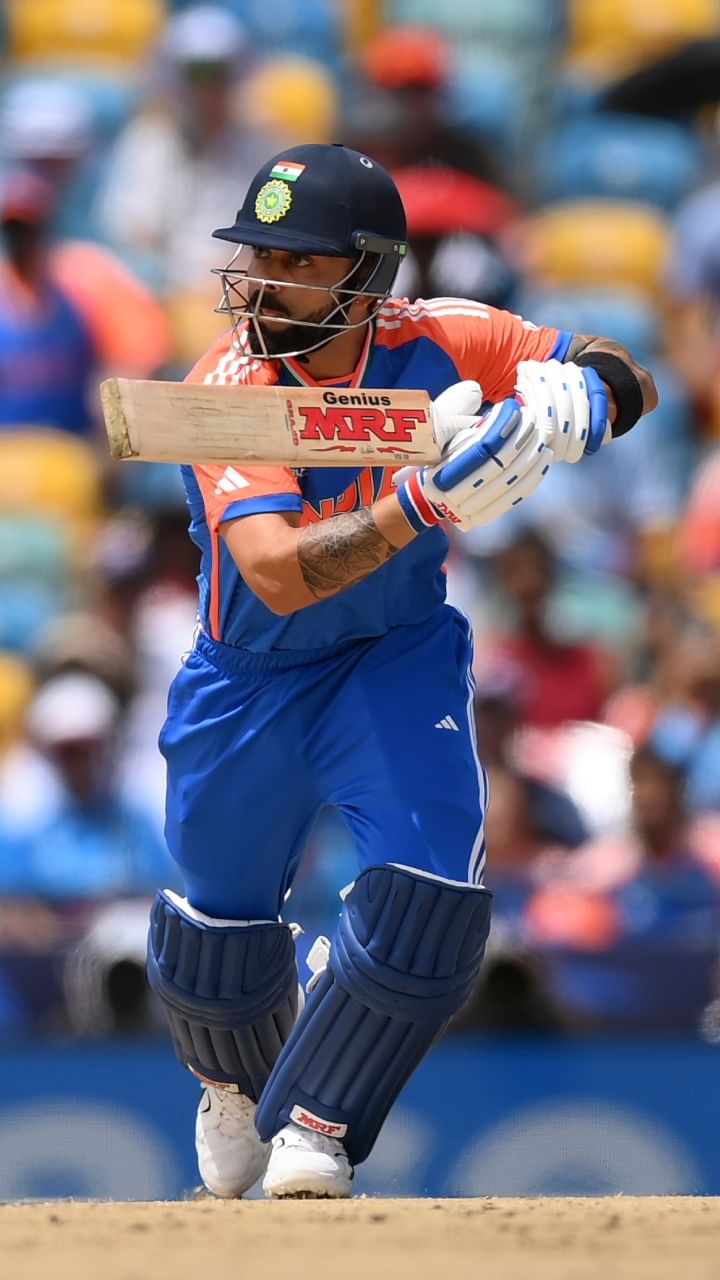 ಈ ಸಂದರ್ಭದಲ್ಲಿ ಕಿಂಗ್ ಕೊಹ್ಲಿ 128.81 ಸ್ಟ್ರೈಕ್ ರೇಟ್‌ನಲ್ಲಿ ಆರು ಬೌಂಡರಿ ಮತ್ತು ಎರಡು ಸಿಕ್ಸರ್‌ಗಳನ್ನು ಬಾರಿಸಿದರು