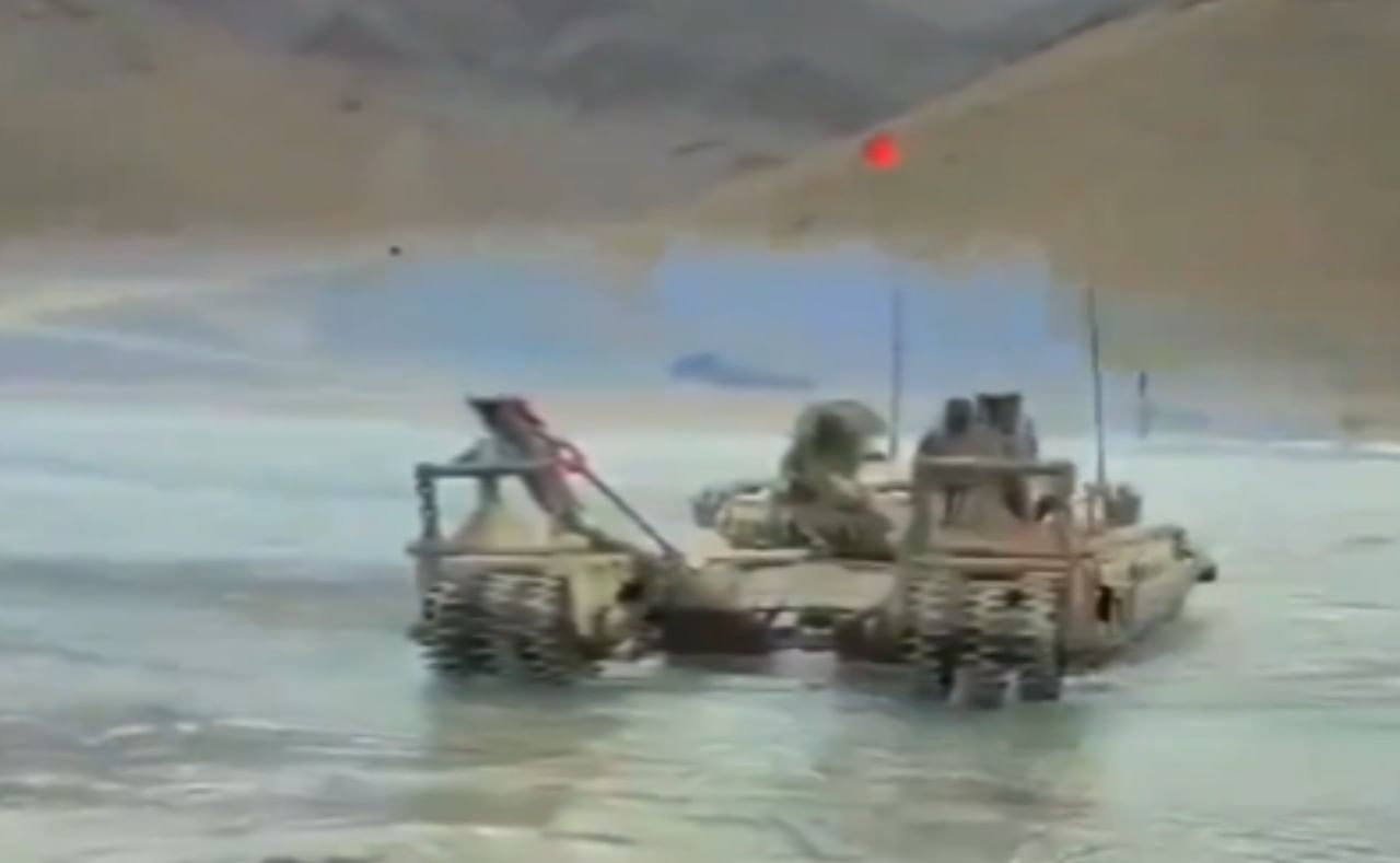 Tank Accident in Ladakh: ಲಡಾಖ್ನ ಎಲ್ಎಸಿ ಬಳಿ ಟಿ -72 ಟ್ಯಾಂಕ್ನಲ್ಲಿ ನದಿ ದಾಟುತ್ತಿದ್ದ ವೇಳೆ 5 ಯೋಧರು ಸಾವು Tank Accident in Ladakh: ಲಡಾಖ್ನ ಎಲ್ಎಸಿ ಬಳಿ ಟಿ -72 ಟ್ಯಾಂಕ್ನಲ್ಲಿ ನದಿ ದಾಟುತ್ತಿದ್ದ ವೇಳೆ 5 ಯೋಧರು ಸಾವು