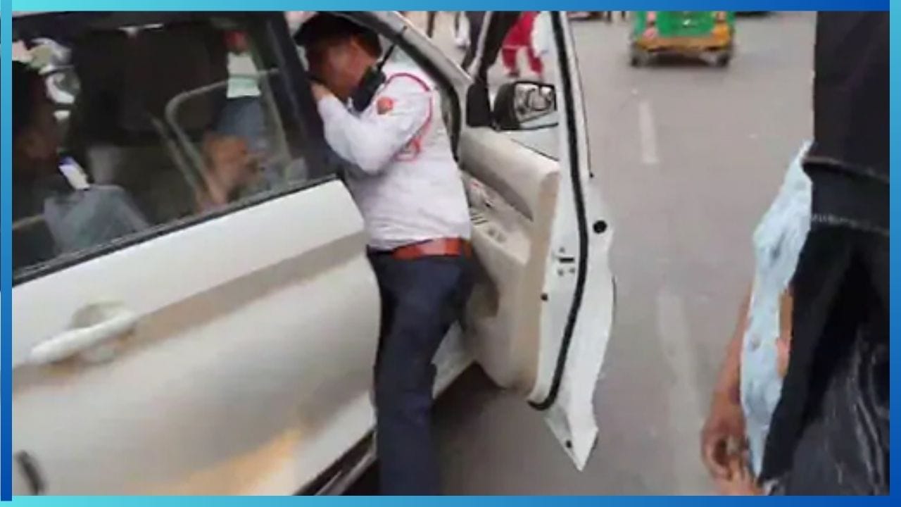 ವಾಹನ ತಪಾಸಣೆ ವೇಳೆ, ಕುಡಿದ ಅಮಲಿನಲ್ಲಿ ಟ್ರಾಫಿಕ್ ಪೊಲೀಸರನ್ನೇ ಎಳೆದುಕೊಂಡು ಹೋದ ಕಾರು ಚಾಲಕ ವಾಹನ ತಪಾಸಣೆ ವೇಳೆ, ಕುಡಿದ ಅಮಲಿನಲ್ಲಿ ಟ್ರಾಫಿಕ್ ಪೊಲೀಸರನ್ನೇ ಎಳೆದುಕೊಂಡು ಹೋದ ಕಾರು ಚಾಲಕ