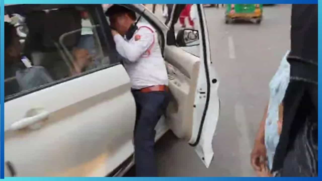 ವಾಹನ ತಪಾಸಣೆ ವೇಳೆ, ಕುಡಿದ ಅಮಲಿನಲ್ಲಿ ಟ್ರಾಫಿಕ್ ಪೊಲೀಸರನ್ನೇ ಎಳೆದುಕೊಂಡು ಹೋದ ಕಾರು ಚಾಲಕ ವಾಹನ ತಪಾಸಣೆ ವೇಳೆ, ಕುಡಿದ ಅಮಲಿನಲ್ಲಿ ಟ್ರಾಫಿಕ್ ಪೊಲೀಸರನ್ನೇ ಎಳೆದುಕೊಂಡು ಹೋದ ಕಾರು ಚಾಲಕ