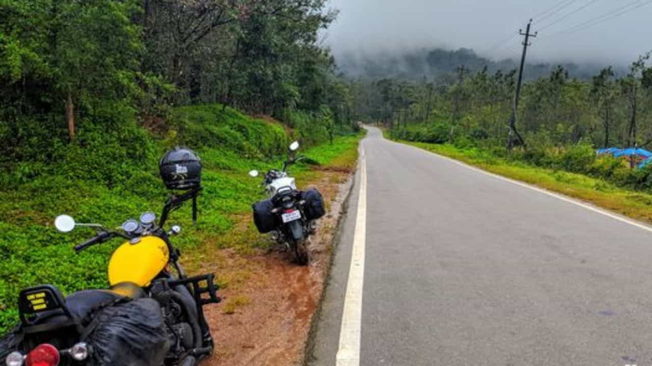 ಮಳೆಗಾಲದಲ್ಲಿ ಸುರಿಯುವ ಮಳೆಯಲ್ಲಿ ಪ್ರಕೃತಿಯ ಸೌಂದರ್ಯವನ್ನು ಸವಿಯುವುದೆಂದರೆ ಯಾರಿಗೆ ಇಷ್ಟ ಇಲ್ಲ ಹೇಳಿ. ಮಾನ್ಸೂನ್ ಪ್ರವಾಸಕ್ಕೆ ಹೋಗಲು ಪ್ಲಾನ್ ಮಾಡಿಕೊಂಡಿದ್ದರೆ, ಕರ್ನಾಟಕದಲ್ಲಿ ವಿವಿಧ ಪ್ರೇಕ್ಷಣೀಯ ತಾಣಗಳಿವೆ. ಇಲ್ಲಿ ಪ್ರಕೃತಿಯು ಹಚ್ಚ ಹಸಿರಿನಿಂದ ಕಂಗೊಳಿಸುವುದನ್ನು ನೋಡುವುದೇ ಕಣ್ಣಿಗೆ ಹಬ್ಬ. ಮಾನ್ಸೂನ್ ಸಮಯದಲ್ಲಿ ಕರ್ನಾಟಕದ ಈ ಸ್ಥಳಗಳಿಗೆ ಭೇಟಿ ನೀಡಿದರೆ ಜಲಧಾರೆಗಳ ಸೌಂದರ್ಯ ರಾಶಿ ಹಾಗೂ ಪ್ರಕೃತಿ ಸೊಬಗನ್ನು ಕಣ್ತುಂಬಿಸಿಕೊಳ್ಳಬಹುದು.