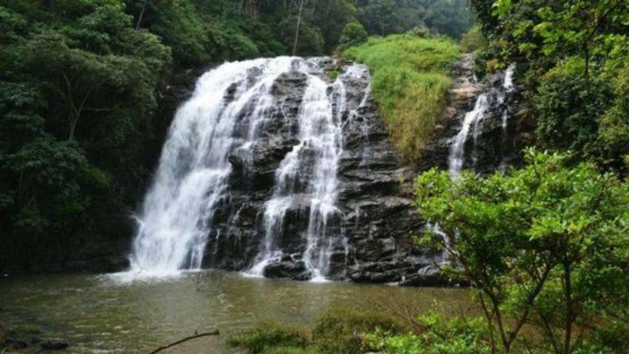 ಅಬ್ಬೆ ಜಲಪಾತ : ಕರ್ನಾಟಕದ ಜಮ್ಮು ಕಾಶ್ಮೀರ ಎಂದೇ ಹೆಸರುವಾಸಿಯಾಗಿರುವ ಕೊಡಗಿಗೆ ಭೇಟಿ ನೀಡಿದರೆ ಅಲ್ಲಿ ಅಬ್ಬೆ ಜಲಪಾತದ ವೈಯಾರವು ನಿಮ್ಮನ್ನು ಆಕರ್ಷಿಸುತ್ತದೆ. ಮಡಿಕೇರಿ ಪಟ್ಟಣದಿಂದ ಸುಮಾರು ಒಂದು ಕೀ ಮೀ ದೂರದಲ್ಲಿದ್ದು, ಇಲ್ಲಿಗೆ ಭೇಟಿ ನೀಡಿದರೆ ಕಾಫಿ ತೋಟಗಳ ನಡುವೆ ಅಬ್ಬಿ ಜಲಪಾತದ ಸೊಬಗನ್ನು ಸವಿಯಬಹುದು.
