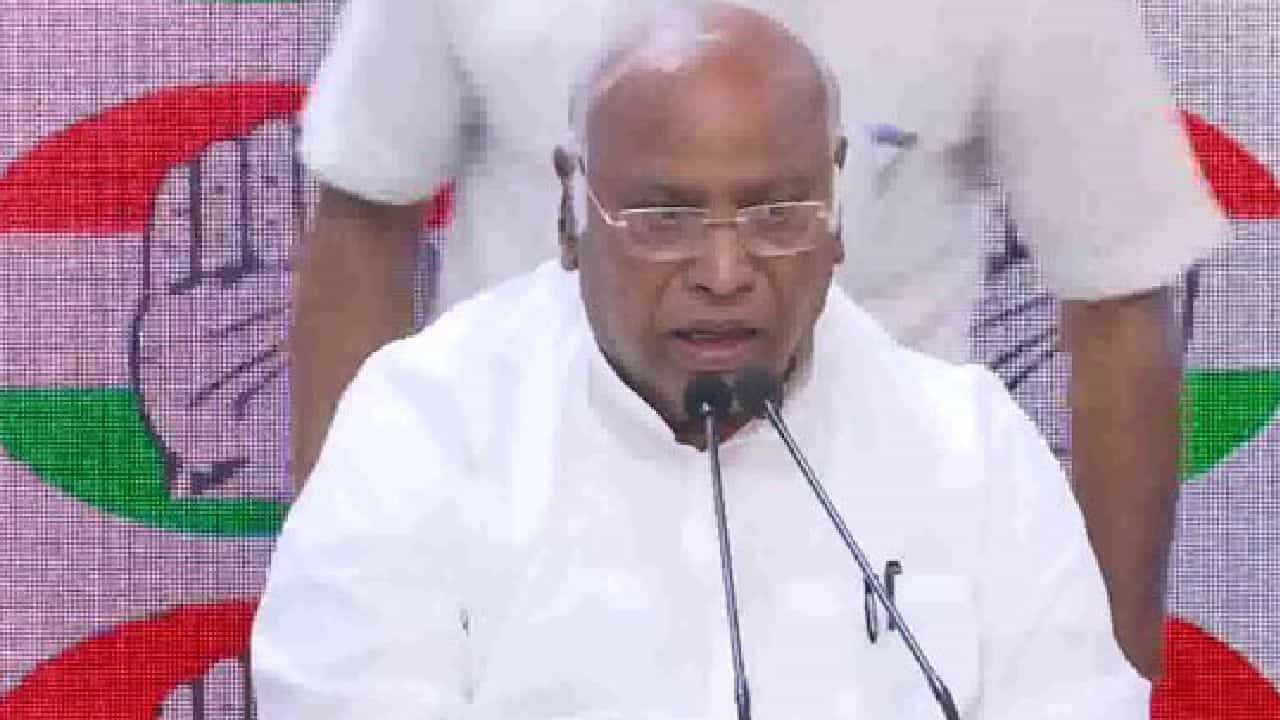 Mallikarjun Kharge: ಇದು ಮೋದಿಯ ನೈತಿಕ, ರಾಜಕೀಯ ಸೋಲು; ಮಲ್ಲಿಕಾರ್ಜುನ ಖರ್ಗೆ ಸುದ್ದಿಗೋಷ್ಠಿ Mallikarjun Kharge: ಇದು ಮೋದಿಯ ನೈತಿಕ, ರಾಜಕೀಯ ಸೋಲು; ಮಲ್ಲಿಕಾರ್ಜುನ ಖರ್ಗೆ ಸುದ್ದಿಗೋಷ್ಠಿ