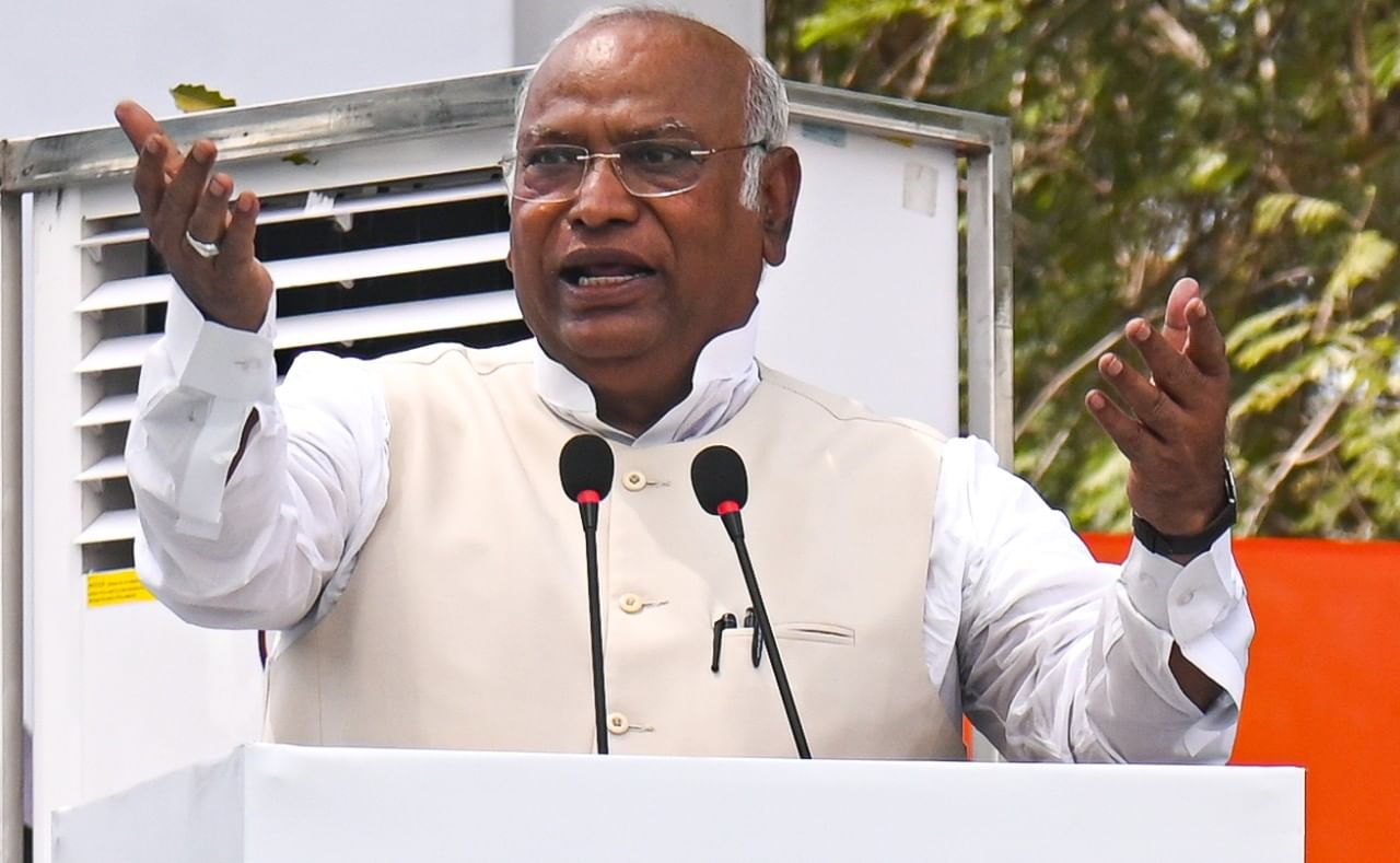 ದೆಹಲಿ ವಿಮಾನ ನಿಲ್ದಾಣ ಟರ್ಮಿನಲ್ 1 ಮೇಲ್ಛಾವಣಿ ಕುಸಿತಕ್ಕೆ ಮೋದಿ ಸರ್ಕಾರವೇ ಕಾರಣ: ಮಲ್ಲಿಕಾರ್ಜುನ ಖರ್ಗೆ ದೆಹಲಿ ವಿಮಾನ ನಿಲ್ದಾಣ ಟರ್ಮಿನಲ್ 1 ಮೇಲ್ಛಾವಣಿ ಕುಸಿತಕ್ಕೆ ಮೋದಿ ಸರ್ಕಾರವೇ ಕಾರಣ: ಮಲ್ಲಿಕಾರ್ಜುನ ಖರ್ಗೆ
