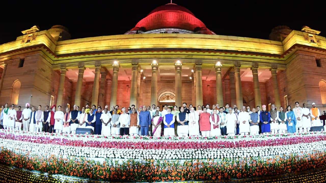 ನರೇಂದ್ರ ಮೋದಿ ಸಂಪುಟದಲ್ಲಿ ಈ ಬಾರಿ ಕರ್ನಾಟಕದಿಂದ ಆಯ್ಕೆಯಾದ ಐವರಿಗೆ ಮಂತ್ರಿ ಸ್ಥಾನ ಸಿಕ್ಕಿದೆ. ಮೂವರಿಗೆ ಕ್ಯಾಬಿನೆಟ್ ದರ್ಜೆ ಸಚಿವ ಸ್ಥಾನ ಸಿಕ್ಕರೆ, ಇನ್ನುಳಿದ ಇಬ್ಬರಿಗೆ ರಾಜ್ಯ ಖಾತೆ ಸಿಕ್ಕಿದೆ.