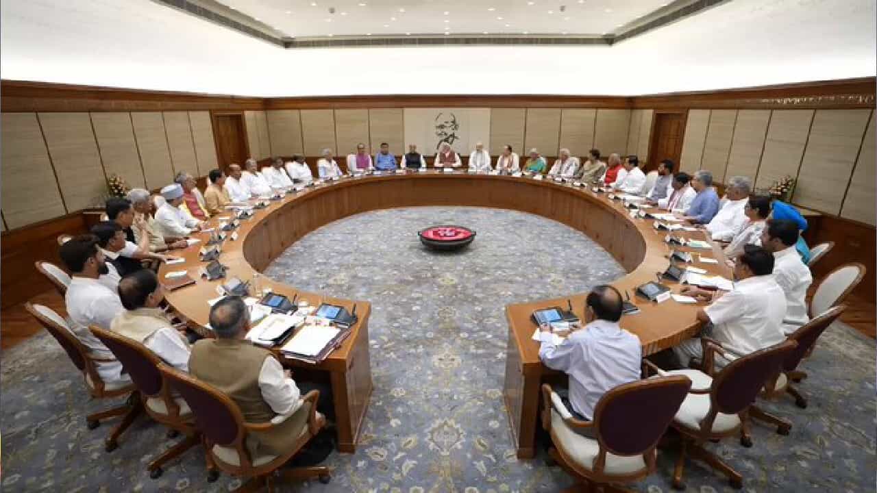 Modi Cabinet 3.0: ಮೋದಿ ಸಚಿವ ಸಂಪುಟ ಸಭೆಯಲ್ಲಿ ಮಹತ್ವದ ನಿರ್ಧಾರ; ಪಿಎಂ ಆವಾಸ್ ಯೋಜನೆಯಡಿ 3 ಕೋಟಿ ಮನೆಗಳ ನಿರ್ಮಾಣ Modi Cabinet 3.0: ಮೋದಿ ಸಚಿವ ಸಂಪುಟ ಸಭೆಯಲ್ಲಿ ಮಹತ್ವದ ನಿರ್ಧಾರ; ಪಿಎಂ ಆವಾಸ್ ಯೋಜನೆಯಡಿ 3 ಕೋಟಿ ಮನೆಗಳ ನಿರ್ಮಾಣ