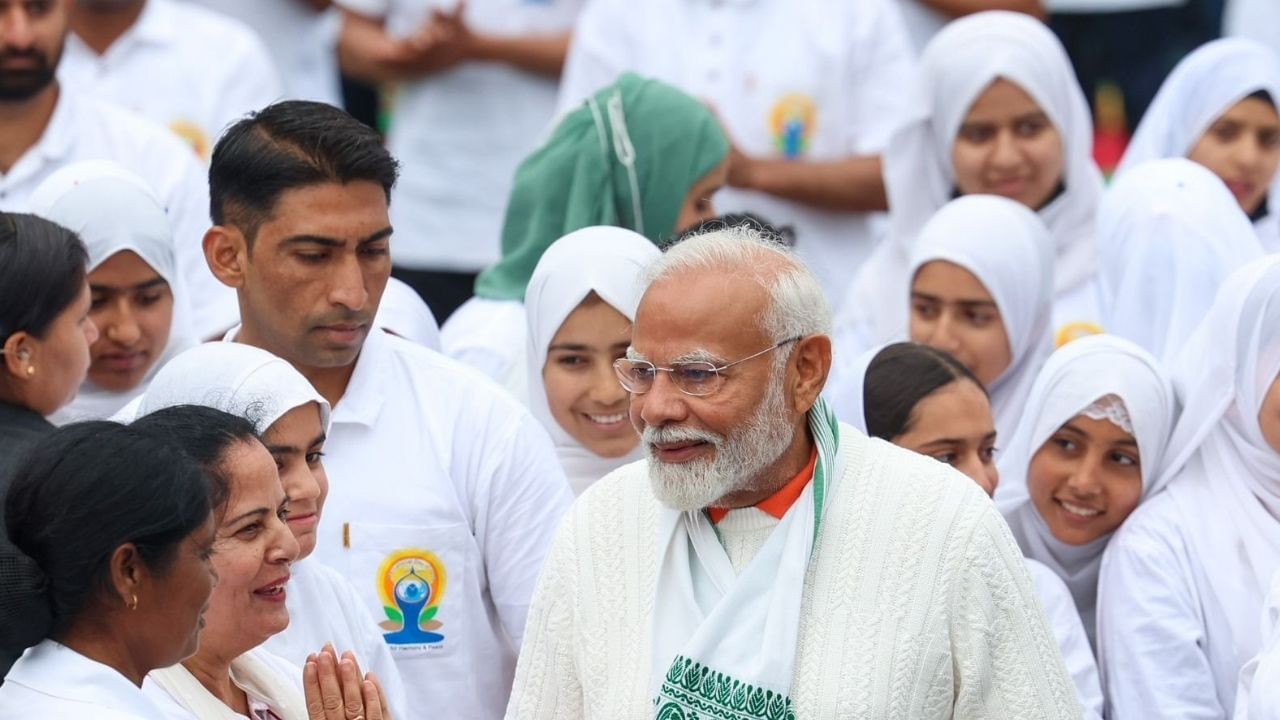 ಆದರೆ ಮಳೆಯಿಂದ ನಿರಂತರ ಮಳೆಯಿಂದಾಗಿ ಕಾರ್ಯಕ್ರಮವನ್ನು ಒಳಾಂಗಣಕ್ಕೆ ಸ್ಥಳಾಂತರಿಸಲಾಯಿತು. ಯೋಗದ ನಂತರ ಸ್ಥಳೀಯ ಮಹಿಳೆಯರೊಂದಿಗೆ ಮೋದಿ ಮಾತುಕತೆ ನಡೆಸಿದ್ದಾರೆ. ಹಾಗೂ ಅವರ ಜತೆ ಸೆಲ್ಫಿ ಕೂಡ ಕ್ಲಿಕ್ಕಿಸಿದ್ದಾರೆ. 
