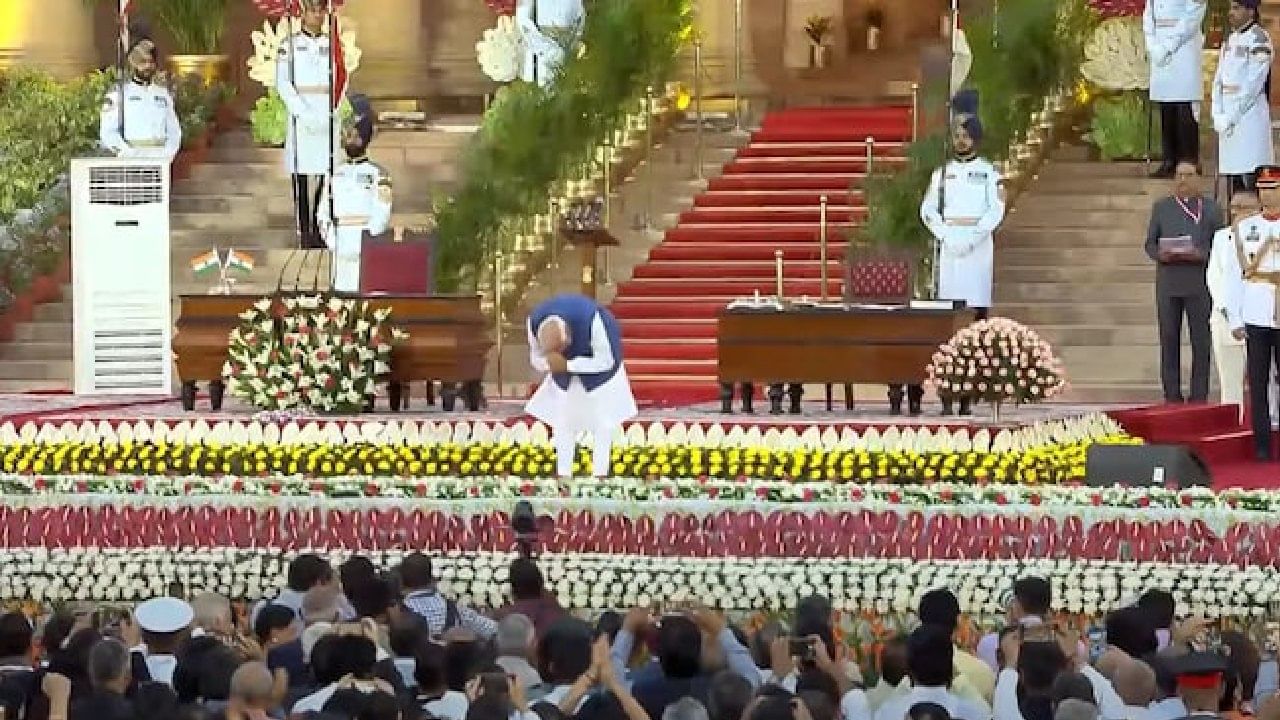 Modi 3.0 Cabinet: 72 ಸಚಿವರು, 11 ಮಿತ್ರರಾಷ್ಟ್ರಗಳು, 24 ರಾಜ್ಯಗಳು; ಪ್ರಮಾಣ ವಚನ ಸ್ವೀಕರಿಸಿದ ಮೋದಿಯ ಹೊಸ ಟೀಂ Modi 3.0 Cabinet: 72 ಸಚಿವರು, 11 ಮಿತ್ರರಾಷ್ಟ್ರಗಳು, 24 ರಾಜ್ಯಗಳು; ಪ್ರಮಾಣ ವಚನ ಸ್ವೀಕರಿಸಿದ ಮೋದಿಯ ಹೊಸ ಟೀಂ