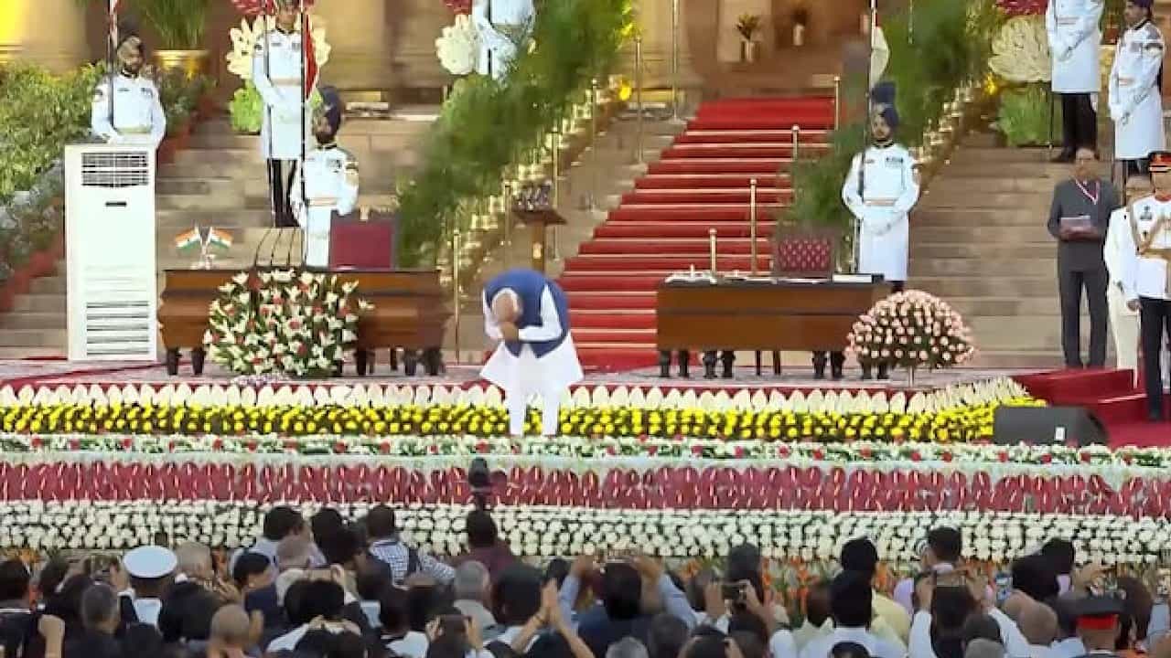 Modi 3.0 Cabinet: 72 ಸಚಿವರು, 11 ಮಿತ್ರರಾಷ್ಟ್ರಗಳು, 24 ರಾಜ್ಯಗಳು; ಪ್ರಮಾಣ ವಚನ ಸ್ವೀಕರಿಸಿದ ಮೋದಿಯ ಹೊಸ ಟೀಂ Modi 3.0 Cabinet: 72 ಸಚಿವರು, 11 ಮಿತ್ರರಾಷ್ಟ್ರಗಳು, 24 ರಾಜ್ಯಗಳು; ಪ್ರಮಾಣ ವಚನ ಸ್ವೀಕರಿಸಿದ ಮೋದಿಯ ಹೊಸ ಟೀಂ