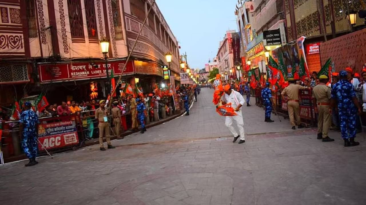 ವಾರಾಣಸಿಯಲ್ಲಿ ಮೋದಿಗೆ ಸ್ವಾಗತ ಸಿಕ್ಕಿದ್ದು ಹೀಗೆ: ಪೊಲೀಸ್ ಲೈನ್ಸ್ ಕಾಂಪ್ಲೆಕ್ಸ್ ನಿಂದ ಪ್ರಧಾನಿ ಹೊರಬರುತ್ತಿದ್ದಂತೆ ಡ್ರಮ್ ಮತ್ತು ಡ್ರಮ್ ಬಾರಿಸಲಾಯಿತು. ಈ ವೇಳೆ ವಾದ್ಯ ಮೇಳದೊಂದಿಗೆ ಪುಷ್ಪವೃಷ್ಟಿ ಮಾಡಲಾಯಿತು. ಪ್ರಧಾನಿ ಅವರನ್ನು ಸ್ವಾಗತಿಸಲು ಕಾರ್ಯಕರ್ತರು ಮತ್ತು ಮುಖಂಡರಲ್ಲಿ ಉತ್ಸಾಹ ಕಂಡುಬಂದಿತು.
