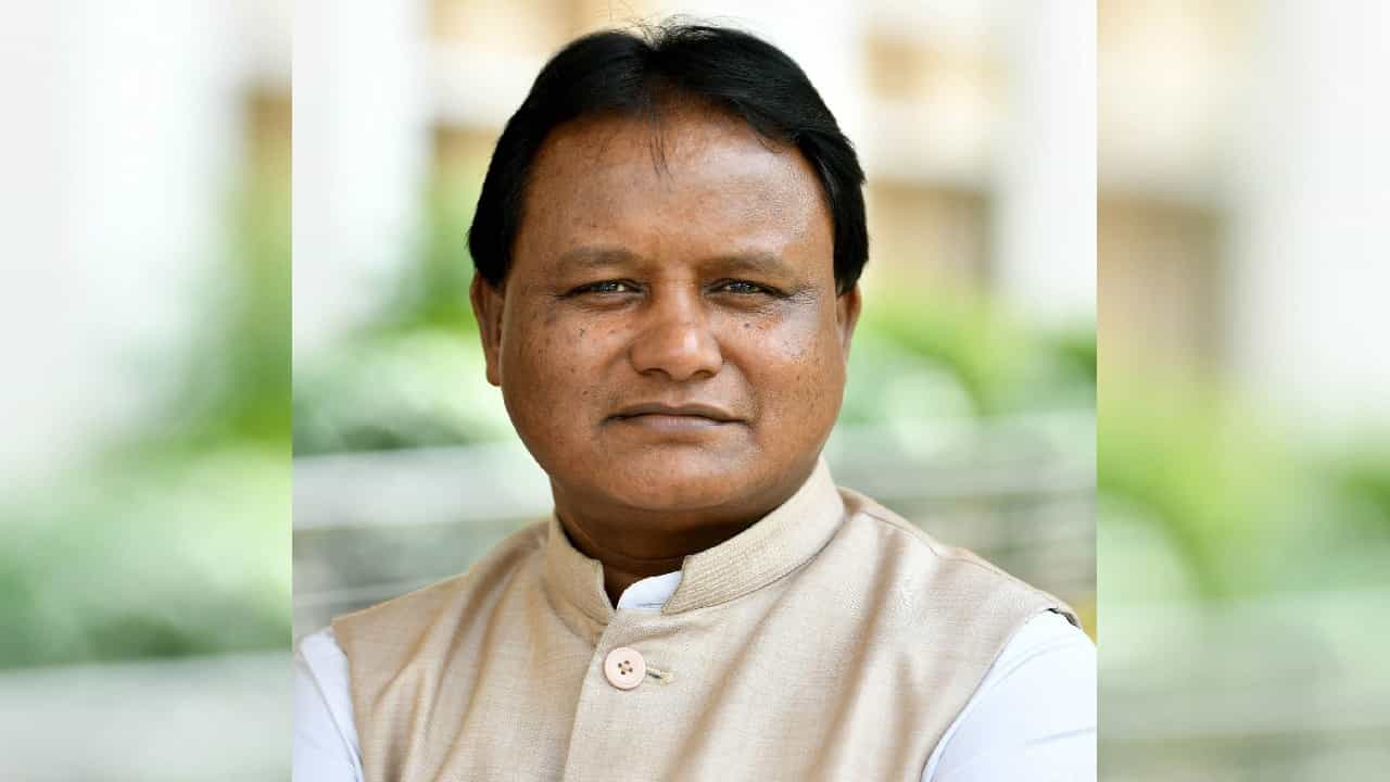 Mohan Charan Majhi: ಸ್ಪೀಕರ್ ಮೇಲೆ ದಾಲ್ ಎರಚಿದ್ದ ಮೋಹನ್ ಮಾಝಿ ಅವರನ್ನೇ ಒಡಿಶಾದ ಸಿಎಂ ಆಗಿ ಬಿಜೆಪಿ ಆಯ್ಕೆ ಮಾಡಿದ್ದೇಕೆ? Mohan Charan Majhi: ಸ್ಪೀಕರ್ ಮೇಲೆ ದಾಲ್ ಎರಚಿದ್ದ ಮೋಹನ್ ಮಾಝಿ ಅವರನ್ನೇ ಒಡಿಶಾದ ಸಿಎಂ ಆಗಿ ಬಿಜೆಪಿ ಆಯ್ಕೆ ಮಾಡಿದ್ದೇಕೆ?