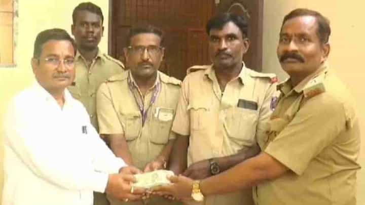 ಬಸ್ಲ್ಲಿ ಸಿಕ್ತು 2.5 ಲಕ್ಷ ರೂ ಹಣ: ಹಿಂದಿರುಗಿಸಿ ಪ್ರಾಮಾಣಿಕತೆ ಮೇರೆದ ಕೆಎಸ್ಆರ್ಟಿಸಿ ಸಿಬ್ಬಂದಿ ಬಸ್ಲ್ಲಿ ಸಿಕ್ತು 2.5 ಲಕ್ಷ ರೂ ಹಣ: ಹಿಂದಿರುಗಿಸಿ ಪ್ರಾಮಾಣಿಕತೆ ಮೇರೆದ ಕೆಎಸ್ಆರ್ಟಿಸಿ ಸಿಬ್ಬಂದಿ