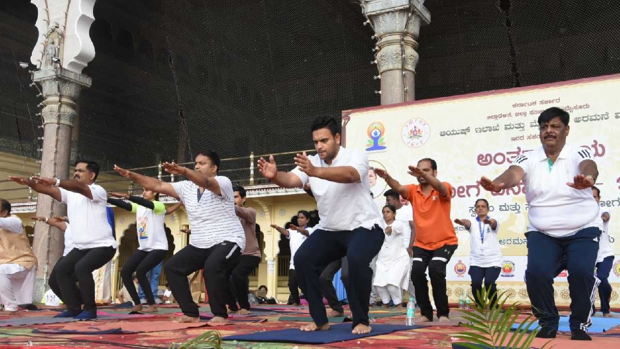 ಸಾಂಸ್ಕೃತಿಕ ನಗರಿ ಮೈಸೂರಿನಲ್ಲಿ ಯೋಗ ದಿನಾಚರಣೆ ನೆರವೇರಿತು. ಮೈಸೂರು ಅರಮನೆಯಲ್ಲಿ ಯೋಗ ಪಟುಗಳು ವಿವಿಧ ಆಸನಗಳನ್ನು ಮಾಡಿದರು. ಇವರೊಂದಿಗೆ ಸಂಸದ ಯದುವೀರ್ ಕೃಷ್ಣದತ್ತ ಚಾಮರಾಜ ಒಡೆಯರ್ ಅವರು ಯೋಗ ಮಾಡಿದರು. ಜೊತೆಗೆ ಸಚಿವ ಡಾ. ಹೆಚ್ ಸಿ ಮಹದೇವಪ್ಪ, ಶಾಸಕ ಶ್ರೀವತ್ಸ, ಜಿಲ್ಲಾಧಿಕಾರಿ ಡಾ ಕೆ ವಿ ರಾಜೇಂದ್ರ ಸೇರಿ ಹಲವರು ಭಾಗಿಯಾಗಿದ್ದರು. 