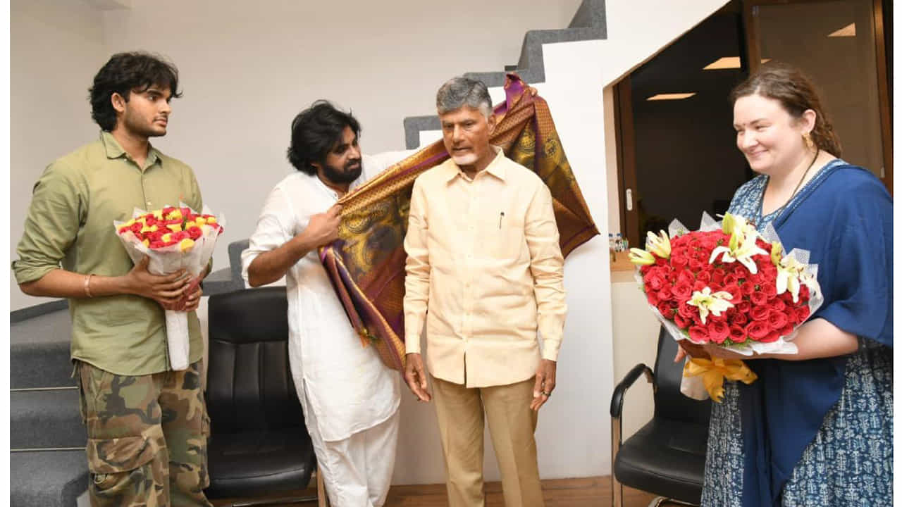ಆಂಧ್ರ ಪ್ರದೇಶ ಚುನಾವಣೆಗಳಲ್ಲಿ ತಮ್ಮ ಮೈತ್ರಿಕೂಟದ ಪ್ರಚಂಡ ವಿಜಯದ ನಂತರ ನಟ, ಯುವ ರಾಜಕೀಯ ನೇತಾರ ಪವನ್ ಕಲ್ಯಾಣ್ ಅವರು ಪತ್ನಿ ಮತ್ತು ಮಗನ ಜೊತೆಗೆ ತೆರಳಿ ಎನ್ ಚಂದ್ರಬಾಬು ನಾಯ್ಡು ಅವರನ್ನು ಭೇಟಿ ಮಾಡಿದರು.