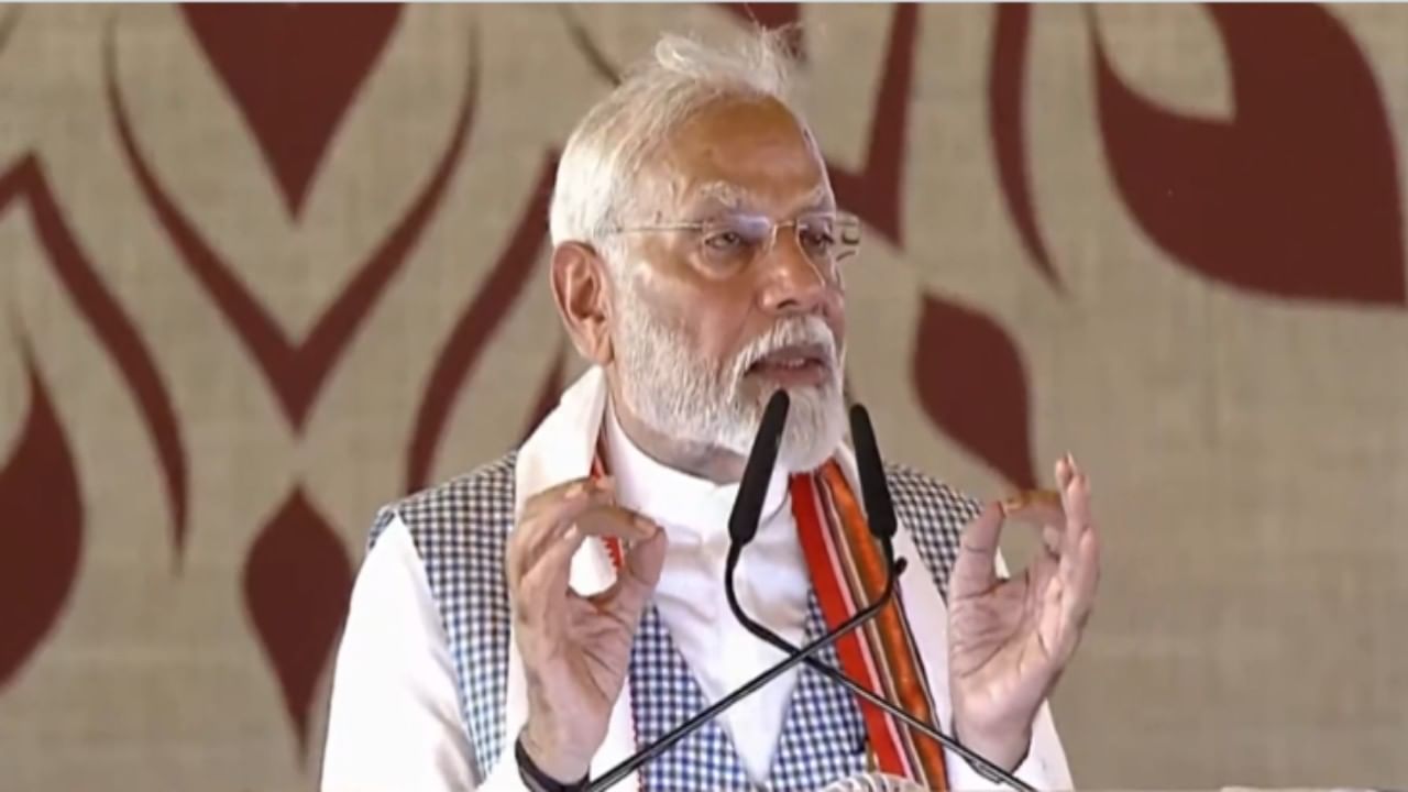 PM Modi Varanasi visit: ಉತ್ತರ ಕರ್ನಾಟಕದ ಮಹಿಳೆಗೆ ಪಿಎಂ ಕಿಸಾನ್ ಯೋಜನೆ ಪ್ರಮಾಣ ಪತ್ರ ನೀಡಿದ ಮೋದಿ PM Modi Varanasi visit: ಉತ್ತರ ಕರ್ನಾಟಕದ ಮಹಿಳೆಗೆ ಪಿಎಂ ಕಿಸಾನ್ ಯೋಜನೆ ಪ್ರಮಾಣ ಪತ್ರ ನೀಡಿದ ಮೋದಿ
