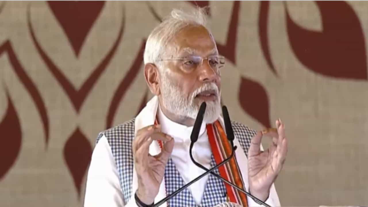 PM Modi Varanasi visit: ಉತ್ತರ ಕರ್ನಾಟಕದ ಮಹಿಳೆಗೆ ಪಿಎಂ ಕಿಸಾನ್ ಯೋಜನೆ ಪ್ರಮಾಣ ಪತ್ರ ನೀಡಿದ ಮೋದಿ PM Modi Varanasi visit: ಉತ್ತರ ಕರ್ನಾಟಕದ ಮಹಿಳೆಗೆ ಪಿಎಂ ಕಿಸಾನ್ ಯೋಜನೆ ಪ್ರಮಾಣ ಪತ್ರ ನೀಡಿದ ಮೋದಿ