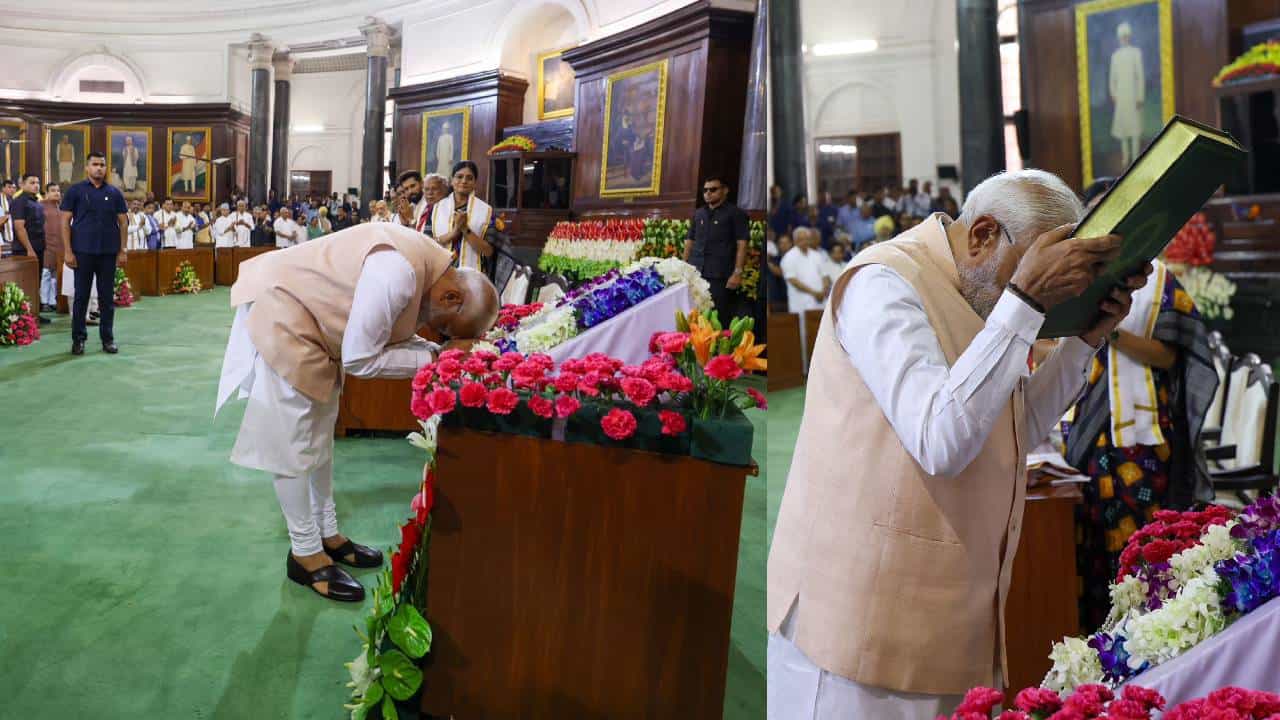 ಎನ್​ಡಿಎ ಸಂಸದೀಯ ಸಭೆ ಆರಂಭಕ್ಕೂ ಮುನ್ನ ಸಂವಿಧಾನಕ್ಕೆ ನಮಸ್ಕರಿಸಿದ ಮೋದಿ