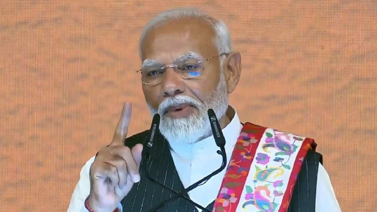 Mann Ki Baat: ಅಮ್ಮನ ಹೆಸರಲ್ಲಿ ಗಿಡ ನೆಡುವ ಅಭಿಯಾನಕ್ಕೆ ಮನ್ ಕೀ ಬಾತ್ನಲ್ಲಿ ಕರೆ ನೀಡಿದ ಪ್ರಧಾನಿ ಮೋದಿ Mann Ki Baat: ಅಮ್ಮನ ಹೆಸರಲ್ಲಿ ಗಿಡ ನೆಡುವ ಅಭಿಯಾನಕ್ಕೆ ಮನ್ ಕೀ ಬಾತ್ನಲ್ಲಿ ಕರೆ ನೀಡಿದ ಪ್ರಧಾನಿ ಮೋದಿ