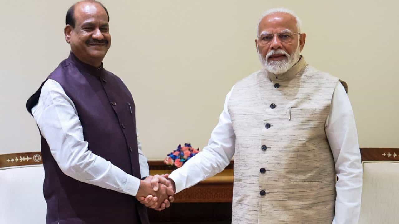 PM Narendra Modi: ಲೋಕಸಭೆಯಲ್ಲಿ ತುರ್ತು ಪರಿಸ್ಥಿತಿ ವಿರುದ್ಧ ಧ್ವನಿಯೆತ್ತಿದ ಸ್ಪೀಕರ್ಗೆ ಪ್ರಧಾನಿ ಮೋದಿ ಮೆಚ್ಚುಗೆ PM Narendra Modi: ಲೋಕಸಭೆಯಲ್ಲಿ ತುರ್ತು ಪರಿಸ್ಥಿತಿ ವಿರುದ್ಧ ಧ್ವನಿಯೆತ್ತಿದ ಸ್ಪೀಕರ್ಗೆ ಪ್ರಧಾನಿ ಮೋದಿ ಮೆಚ್ಚುಗೆ