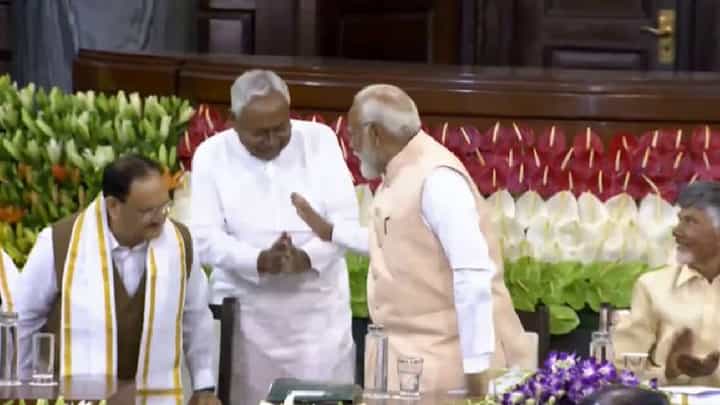 ಕಾಲಿಗೆ ಬೀಳಲು ಬಂದ ನಿತೀಶ್ ಕುಮಾರ್ಗೆ ಪಿಎಂ ನರೇಂದ್ರ ಮೋದಿ ಮಾಡಿದ್ದೇನು? ಕಾಲಿಗೆ ಬೀಳಲು ಬಂದ ನಿತೀಶ್ ಕುಮಾರ್ಗೆ ಪಿಎಂ ನರೇಂದ್ರ ಮೋದಿ ಮಾಡಿದ್ದೇನು?