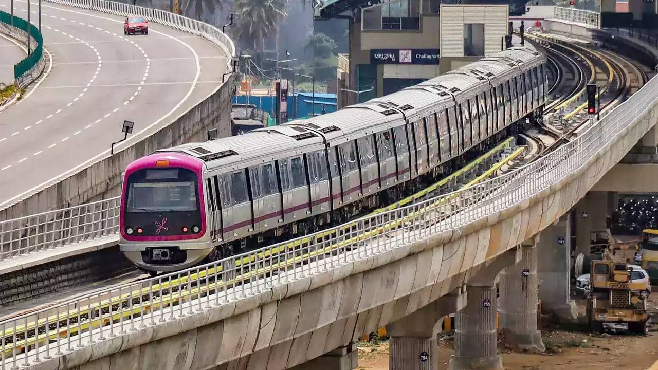 ಟ್ಯಾಕ್ಸಿ, ಬಸ್, ರೈಲು ಹಾಗೂ ಮೆಟ್ರೋ ಸಂಪರ್ಕ ಹೊಂದಿರುವ ಕೆಂಪೇಗೌಡ ಏರ್ಪೋರ್ಟ್​ಗೆ 2026 ಕ್ಕೆ ಮೆಟ್ರೋ ರೈಲು ಕೂಡ ಬರಲಿದೆ. ಜೊತೆಗೆ ವಿಶಾಲವಾದ ರಸ್ತೆಗಳು, ಪಾರ್ಕಿಂಗ್, ಪಿಕಪ್ ಮತ್ತು ಡ್ರಾಪ್ ಪಾಯಿ‌ಂಟ್, ಐಷಾರಾಮಿ ಹೋಟೆಲ್ ಏರ್ಪೋಟ್ ಹೊಂದಿದೆ.