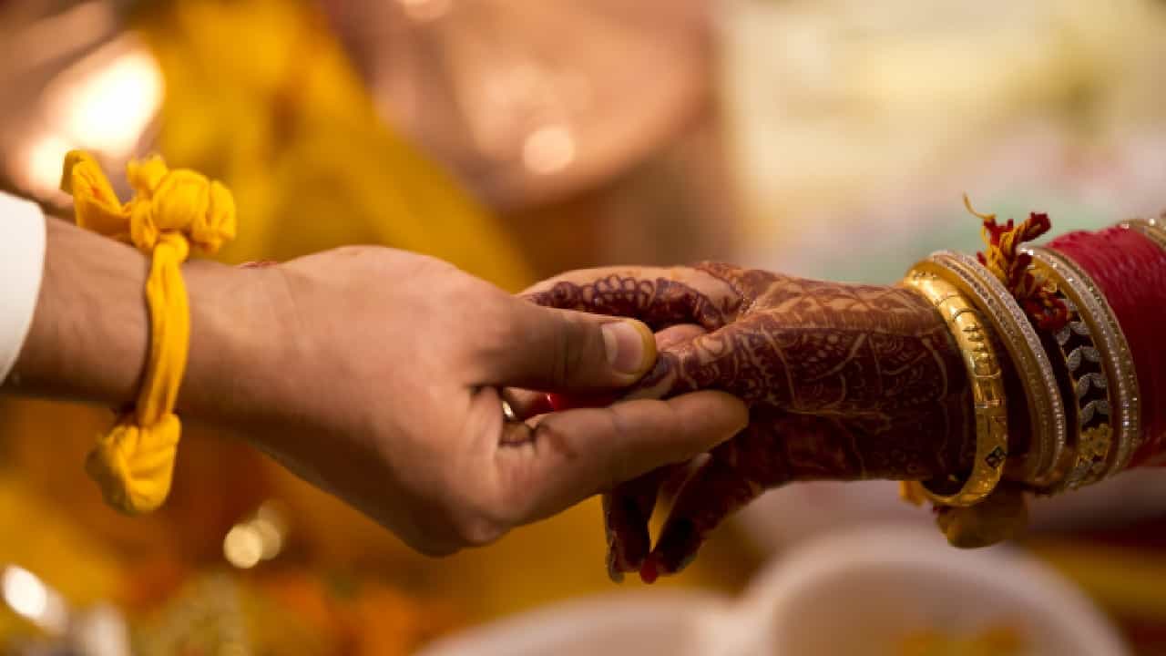 ಮದುವೆಯಾದ 13 ವರ್ಷದ ನಂತರ ಪತ್ನಿಯ ರಹಸ್ಯ ಬಯಲು; ಕಬೋರ್ಡ್ ತೆರೆದು ನೋಡಿದ ಗಂಡ ಶಾಕ್ ಮದುವೆಯಾದ 13 ವರ್ಷದ ನಂತರ ಪತ್ನಿಯ ರಹಸ್ಯ ಬಯಲು; ಕಬೋರ್ಡ್ ತೆರೆದು ನೋಡಿದ ಗಂಡ ಶಾಕ್