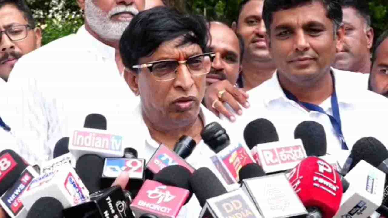 ಪರಿಷತ್ನ ನೈಋತ್ಯ ಶಿಕ್ಷಕರ ಚುನಾವಣೆ: ಮೊದಲ ಪ್ರಾಶಸ್ತ್ಯದ ಮತಗಳಲ್ಲೇ ಭೋಜೇಗೌಡಗೆ ಜಯ ಪರಿಷತ್ನ ನೈಋತ್ಯ ಶಿಕ್ಷಕರ ಚುನಾವಣೆ: ಮೊದಲ ಪ್ರಾಶಸ್ತ್ಯದ ಮತಗಳಲ್ಲೇ ಭೋಜೇಗೌಡಗೆ ಜಯ