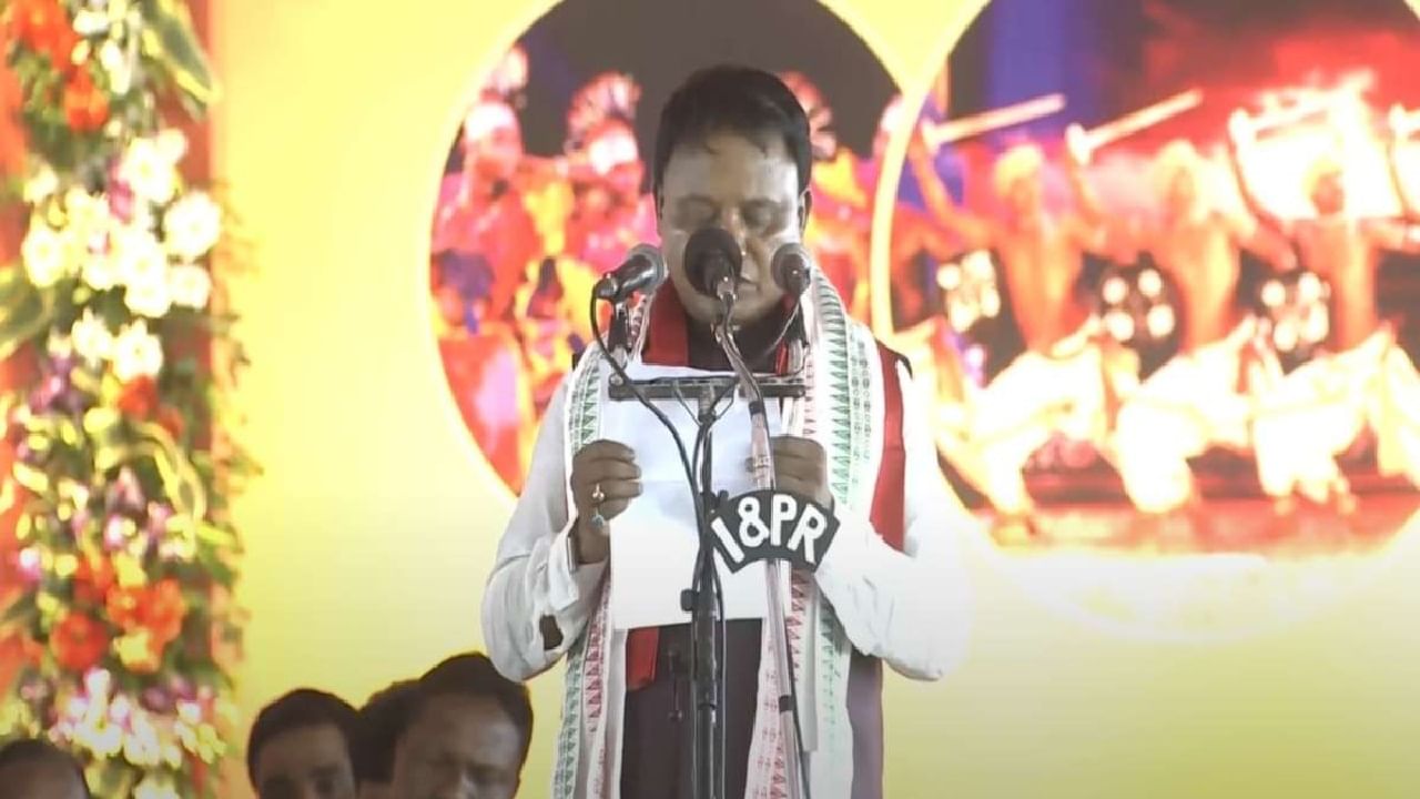 Odisha CM Oath Taking: ಮೋದಿ ಸಮ್ಮುಖದಲ್ಲಿ ಒಡಿಶಾದ ಮೊದಲ ಬಿಜೆಪಿ ಮುಖ್ಯಮಂತ್ರಿಯಾಗಿ ಮೋಹನ್ ಚರಣ್ ಮಾಝಿ ಪ್ರಮಾಣ ವಚನ ಸ್ವೀಕಾರ Odisha CM Oath Taking: ಮೋದಿ ಸಮ್ಮುಖದಲ್ಲಿ ಒಡಿಶಾದ ಮೊದಲ ಬಿಜೆಪಿ ಮುಖ್ಯಮಂತ್ರಿಯಾಗಿ ಮೋಹನ್ ಚರಣ್ ಮಾಝಿ ಪ್ರಮಾಣ ವಚನ ಸ್ವೀಕಾರ