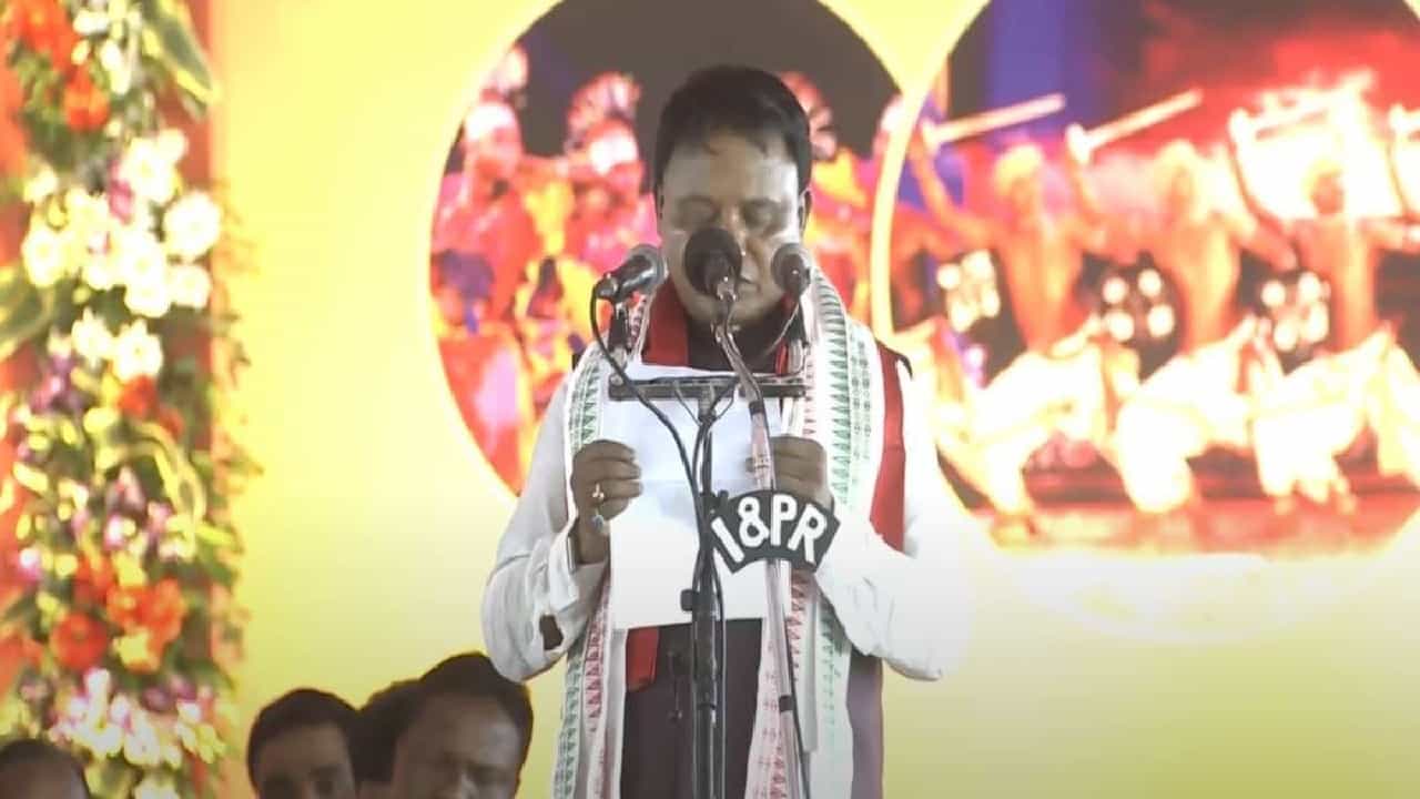 Odisha CM Oath Taking: ಮೋದಿ ಸಮ್ಮುಖದಲ್ಲಿ ಒಡಿಶಾದ ಮೊದಲ ಬಿಜೆಪಿ ಮುಖ್ಯಮಂತ್ರಿಯಾಗಿ ಮೋಹನ್ ಚರಣ್ ಮಾಝಿ ಪ್ರಮಾಣ ವಚನ ಸ್ವೀಕಾರ Odisha CM Oath Taking: ಮೋದಿ ಸಮ್ಮುಖದಲ್ಲಿ ಒಡಿಶಾದ ಮೊದಲ ಬಿಜೆಪಿ ಮುಖ್ಯಮಂತ್ರಿಯಾಗಿ ಮೋಹನ್ ಚರಣ್ ಮಾಝಿ ಪ್ರಮಾಣ ವಚನ ಸ್ವೀಕಾರ