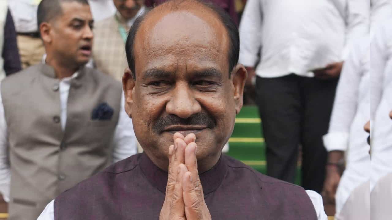 ತುರ್ತು ಪರಿಸ್ಥಿತಿಯನ್ನು ಕರಾಳ ಅವಧಿ ಎಂದ ಸ್ಪೀಕರ್ ಓಂ ಬಿರ್ಲಾ; ಸದನದಲ್ಲಿ 2 ನಿಮಿಷ ಮೌನಾಚರಣೆ ತುರ್ತು ಪರಿಸ್ಥಿತಿಯನ್ನು ಕರಾಳ ಅವಧಿ ಎಂದ ಸ್ಪೀಕರ್ ಓಂ ಬಿರ್ಲಾ; ಸದನದಲ್ಲಿ 2 ನಿಮಿಷ ಮೌನಾಚರಣೆ