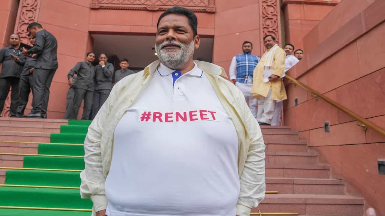 ಲೋಕಸಭೆಯಲ್ಲಿ ರೀನೀಟ್ ಎಂದು ಬರೆದ ಟೀಶರ್ಟ್ ಧರಿಸಿ ಪ್ರಮಾಣ ವಚನ ಸ್ವೀಕರಿಸಿದ ಪಪ್ಪು ಯಾದವ್ ಲೋಕಸಭೆಯಲ್ಲಿ ರೀನೀಟ್ ಎಂದು ಬರೆದ ಟೀಶರ್ಟ್ ಧರಿಸಿ ಪ್ರಮಾಣ ವಚನ ಸ್ವೀಕರಿಸಿದ ಪಪ್ಪು ಯಾದವ್