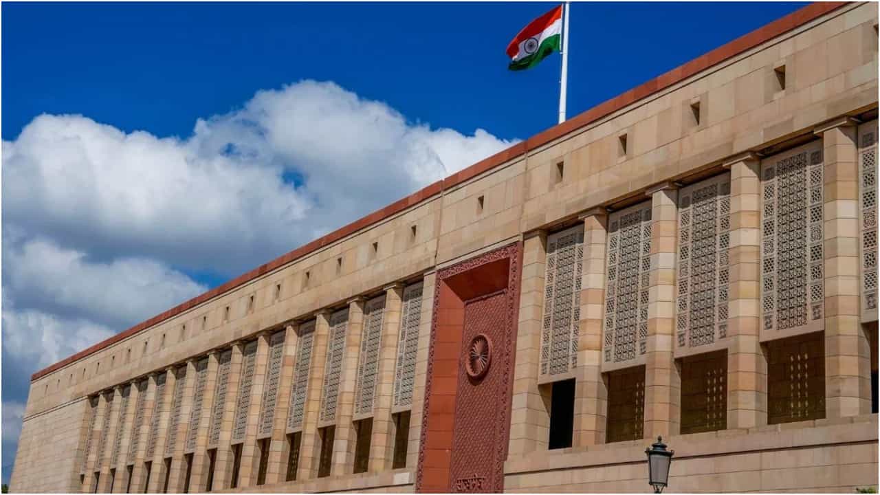 ನಕಲಿ ಆಧಾರ್ ಕಾರ್ಡ್ ತೋರಿಸಿ ಸಂಸತ್ ಪ್ರವೇಶಿಸಲು ಯತ್ನ: ಮೂವರ ಬಂಧನ ನಕಲಿ ಆಧಾರ್ ಕಾರ್ಡ್ ತೋರಿಸಿ ಸಂಸತ್ ಪ್ರವೇಶಿಸಲು ಯತ್ನ: ಮೂವರ ಬಂಧನ