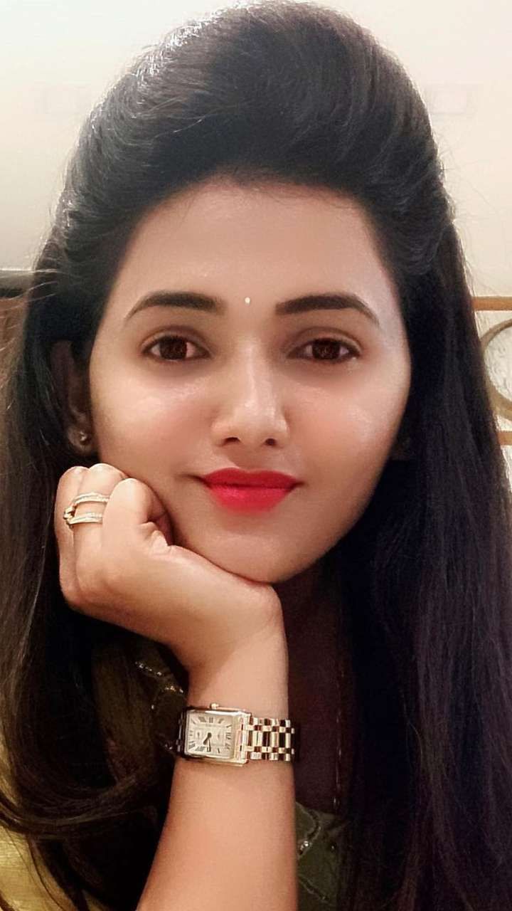 ಕೊಲೆ ಪ್ರಕರಣದಲ್ಲಿ ನಟ ದರ್ಶನ್ ಗೆಳತಿ ಪವಿತ್ರಾ ಗೌಡರನ್ನು ಆರ್​​.ಆರ್​.ನಗರ ಠಾಣೆಯ ಪೊಲೀಸರು ವಶಕ್ಕೆ ಪಡೆದಿದ್ದಾರೆ.