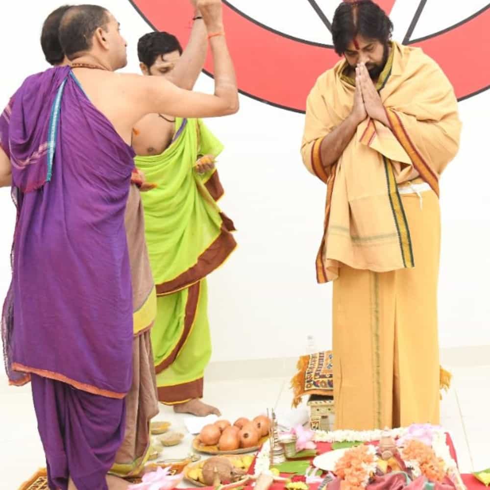 ಸ್ಟಾರ್ ನಟ ಪವನ್ ಕಲ್ಯಾಣ್, ಇತ್ತೀಚೆಗೆ ನಡೆದ ಆಂಧ್ರ ಪ್ರದೇಶ ವಿಧಾನಸಭೆ ಚುನಾವಣೆಯಲ್ಲಿ ತಮ್ಮ ಪಕ್ಷದ 20 ಅಭ್ಯರ್ಥಿಗಳನ್ನು ಗೆಲ್ಲಿಸಿಕೊಂಡು ತಾವೂ ಗೆದ್ದು ಮೊದಲ ಬಾರಿ ವಿಧಾನಸಭೆ ಪ್ರವೇಶಿಸಿದ್ದಾರೆ.