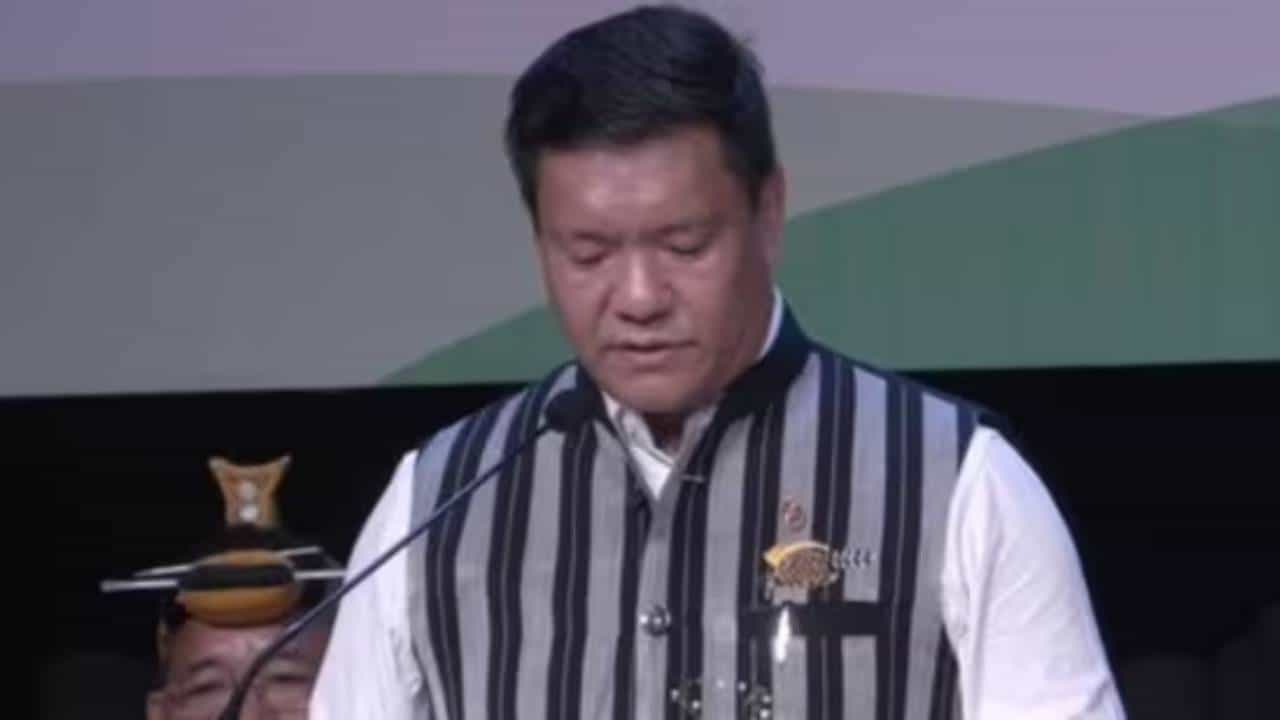 Arunachal Pradesh CM Swearing in Ceremony: ಅರುಣಾಚಲ ಪ್ರದೇಶದ ಮುಖ್ಯಮಂತ್ರಿಯಾಗಿ ಪ್ರಮಾಣವಚನ ಸ್ವೀಕರಿಸಿದ ಪೆಮಾ ಖಂಡು Arunachal Pradesh CM Swearing in Ceremony: ಅರುಣಾಚಲ ಪ್ರದೇಶದ ಮುಖ್ಯಮಂತ್ರಿಯಾಗಿ ಪ್ರಮಾಣವಚನ ಸ್ವೀಕರಿಸಿದ ಪೆಮಾ ಖಂಡು