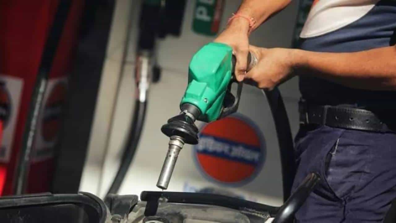 Petrol Diesel Price on June 05: ಬೆಂಗಳೂರು, ದೆಹಲಿ ಸೇರಿದಂತೆ ಎಲ್ಲೆಡೆ ಪೆಟ್ರೋಲ್, ಡೀಸೆಲ್ ಬೆಲೆ ಸ್ಥಿರ Petrol Diesel Price on June 05: ಬೆಂಗಳೂರು, ದೆಹಲಿ ಸೇರಿದಂತೆ ಎಲ್ಲೆಡೆ ಪೆಟ್ರೋಲ್, ಡೀಸೆಲ್ ಬೆಲೆ ಸ್ಥಿರ