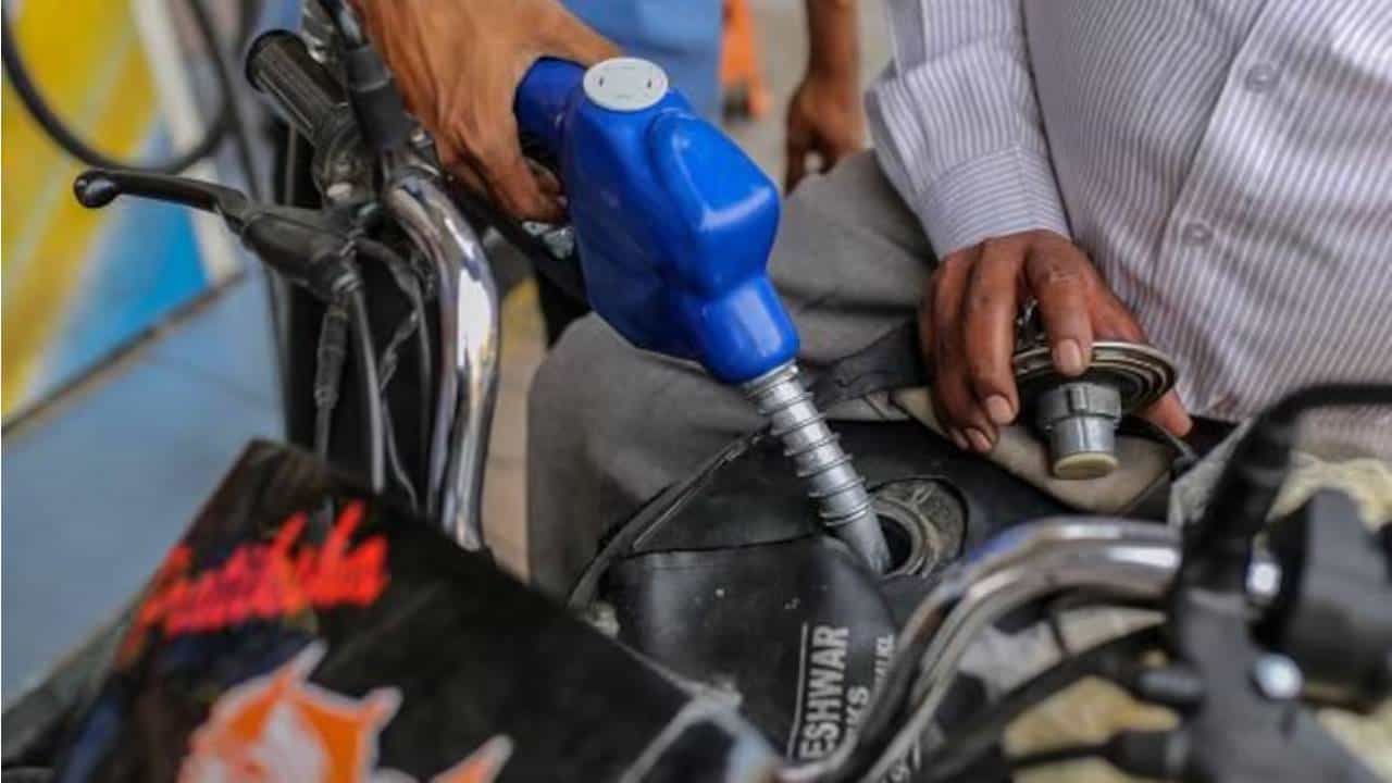 Petrol Diesel Price on June 17: ಬೆಂಗಳೂರು, ದೆಹಲಿ ಸೇರಿದಂತೆ ದೇಶದ ವಿವಿಧೆಡೆ ಪೆಟ್ರೋಲ್, ಡೀಸೆಲ್ ದರ ಎಷ್ಟಿದೆ? Petrol Diesel Price on June 17: ಬೆಂಗಳೂರು, ದೆಹಲಿ ಸೇರಿದಂತೆ ದೇಶದ ವಿವಿಧೆಡೆ ಪೆಟ್ರೋಲ್, ಡೀಸೆಲ್ ದರ ಎಷ್ಟಿದೆ?