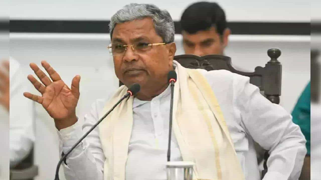ತೈಲ ಬೆಲೆ ಏರಿಕೆ: ನೆರೆ ರಾಜ್ಯಗಳಿಗಿಂತ ಕರ್ನಾಟಕದಲ್ಲೇ ದರ ಕಡಿಮೆ; ಸಿಎಂ ಸಮರ್ಥನೆ ತೈಲ ಬೆಲೆ ಏರಿಕೆ: ನೆರೆ ರಾಜ್ಯಗಳಿಗಿಂತ ಕರ್ನಾಟಕದಲ್ಲೇ ದರ ಕಡಿಮೆ; ಸಿಎಂ ಸಮರ್ಥನೆ