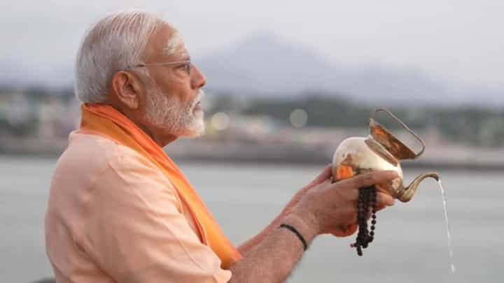 ವಿವೇಕಾನಂದ ರಾಕ್ ಮೆಮೋರಿಯಲ್ ನಲ್ಲಿ ಧ್ಯಾನಾಸಕ್ತ ಪ್ರಧಾನಿ ಮೋದಿಯಿಂದ ಶನಿವಾರ ಸೂರ್ಯೋದಯ ವೀಕ್ಷಣೆ ವಿವೇಕಾನಂದ ರಾಕ್ ಮೆಮೋರಿಯಲ್ ನಲ್ಲಿ ಧ್ಯಾನಾಸಕ್ತ ಪ್ರಧಾನಿ ಮೋದಿಯಿಂದ ಶನಿವಾರ ಸೂರ್ಯೋದಯ ವೀಕ್ಷಣೆ