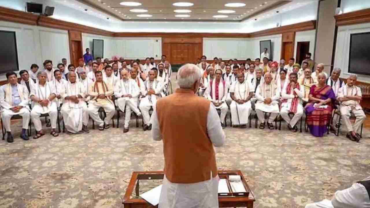 PM Modi Swearing-in Ceremony Highlights: ಪ್ರಧಾನಿ ಮೋದಿ ಸಂಪುಟದ ಸಚಿವರು ಯಾರ್ಯಾರು? ಇಲ್ಲಿದೆ ಮಾಹಿತಿ PM Modi Swearing-in Ceremony Highlights: ಪ್ರಧಾನಿ ಮೋದಿ ಸಂಪುಟದ ಸಚಿವರು ಯಾರ್ಯಾರು? ಇಲ್ಲಿದೆ ಮಾಹಿತಿ