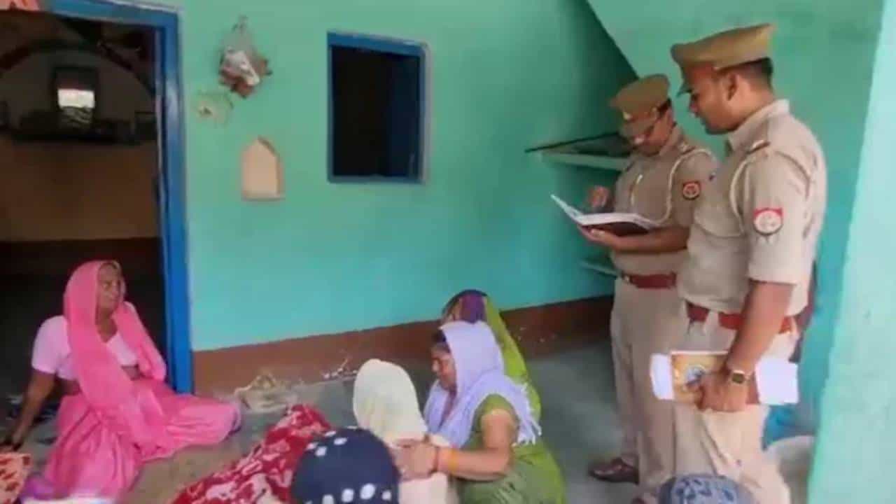 ಉತ್ತರ ಪ್ರದೇಶ: ಮಗನ ಕತ್ತು ಸೀಳಿ, ಸ್ಟವ್ ಮೇಲೆ ದೇಹವನ್ನು ಸುಡಲು ಯತ್ನಿಸಿದ್ದ ಮಹಿಳೆಯ ಬಂಧನ ಉತ್ತರ ಪ್ರದೇಶ: ಮಗನ ಕತ್ತು ಸೀಳಿ, ಸ್ಟವ್ ಮೇಲೆ ದೇಹವನ್ನು ಸುಡಲು ಯತ್ನಿಸಿದ್ದ ಮಹಿಳೆಯ ಬಂಧನ
