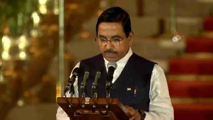 Pralhad Joshi Oath: ದೇವರ ಹೆಸರಲ್ಲಿ ಪ್ರಮಾಣವಚನ ಸ್ವೀಕರಿಸಿದ ಪ್ರಲ್ಹಾದ್ ಜೋಶಿ Pralhad Joshi Oath: ದೇವರ ಹೆಸರಲ್ಲಿ ಪ್ರಮಾಣವಚನ ಸ್ವೀಕರಿಸಿದ ಪ್ರಲ್ಹಾದ್ ಜೋಶಿ