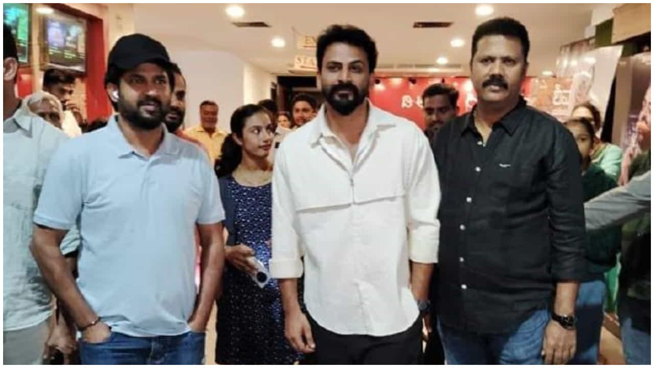 ಡಾಲಿ ಧನಂಜಯ ನಟನೆಯ ‘ಕೋಟಿ’ ಸಿನಿಮಾ ನೋಡಿ ಮೆಚ್ಚಿದ ಪ್ರತಾಪ್ ಸಿಂಹ ಡಾಲಿ ಧನಂಜಯ ನಟನೆಯ ‘ಕೋಟಿ’ ಸಿನಿಮಾ ನೋಡಿ ಮೆಚ್ಚಿದ ಪ್ರತಾಪ್ ಸಿಂಹ