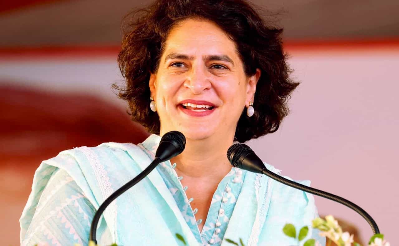 ಸಂಸತ್ನಲ್ಲಿ ‘ಜೈ ಸಂವಿಧಾನ್’ ಘೋಷಣೆಯನ್ನೂ ಕೂಗಬಾರದೇ?: ಪ್ರಿಯಾಂಕಾ ಗಾಂಧಿ ಸಂಸತ್ನಲ್ಲಿ ‘ಜೈ ಸಂವಿಧಾನ್’ ಘೋಷಣೆಯನ್ನೂ ಕೂಗಬಾರದೇ?: ಪ್ರಿಯಾಂಕಾ ಗಾಂಧಿ