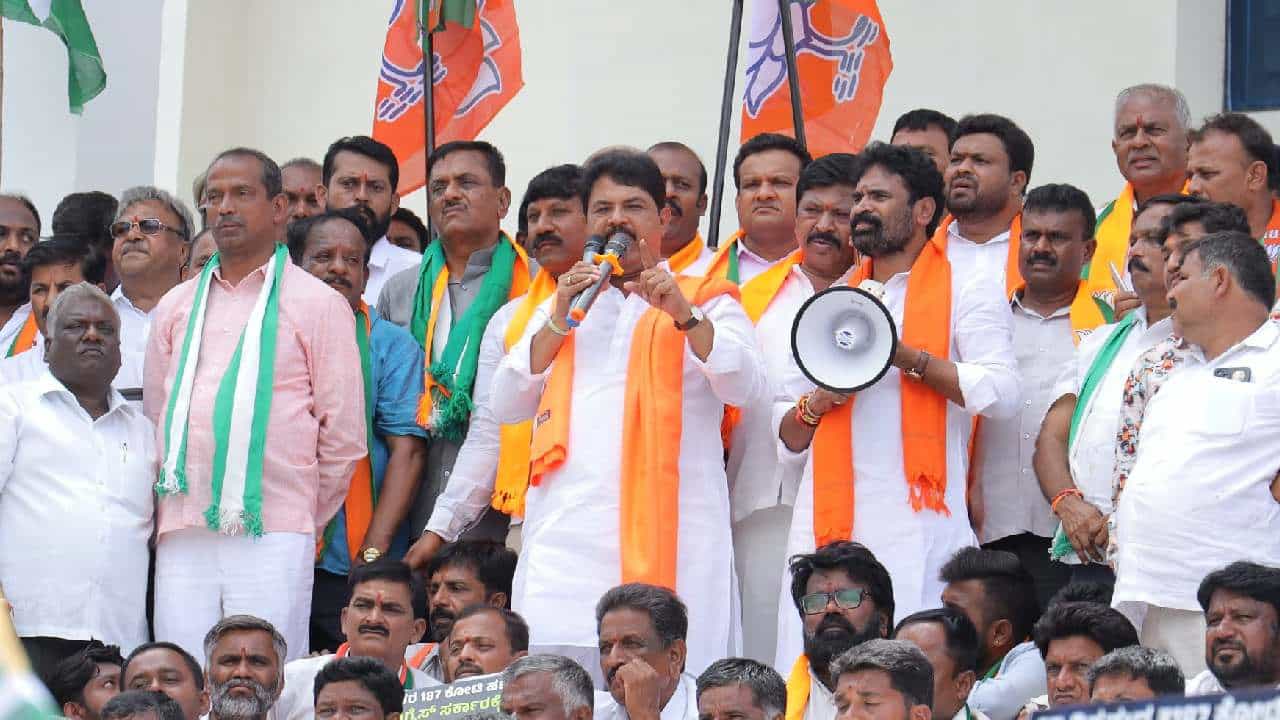 ವಾಲ್ಮೀಕಿ ಅಭಿವೃದ್ಧಿ ನಿಗಮ ಹಗರಣ: ಇನ್ನೂ ಮೂರ್ನಾಲ್ಕು ಸಚಿವರ ರಾಜೀನಾಮೆ: ಅಶೋಕ್ ಹೊಸ ಬಾಂಬ್ ವಾಲ್ಮೀಕಿ ಅಭಿವೃದ್ಧಿ ನಿಗಮ ಹಗರಣ: ಇನ್ನೂ ಮೂರ್ನಾಲ್ಕು ಸಚಿವರ ರಾಜೀನಾಮೆ: ಅಶೋಕ್ ಹೊಸ ಬಾಂಬ್
